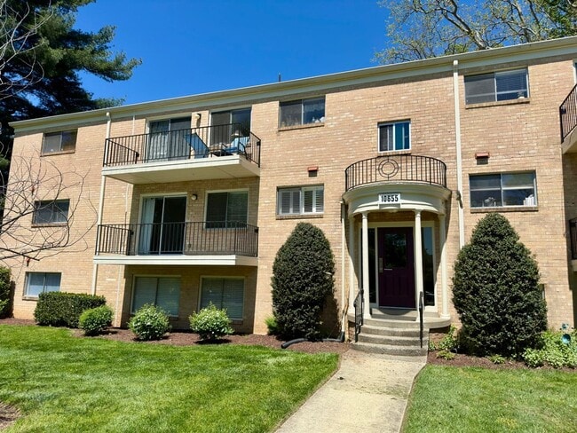 Primary Photo - Spacious and sunny 1 bed/1 bath balcony co...