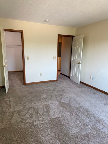 Primary bedroom - 166 Old Brookfield Rd