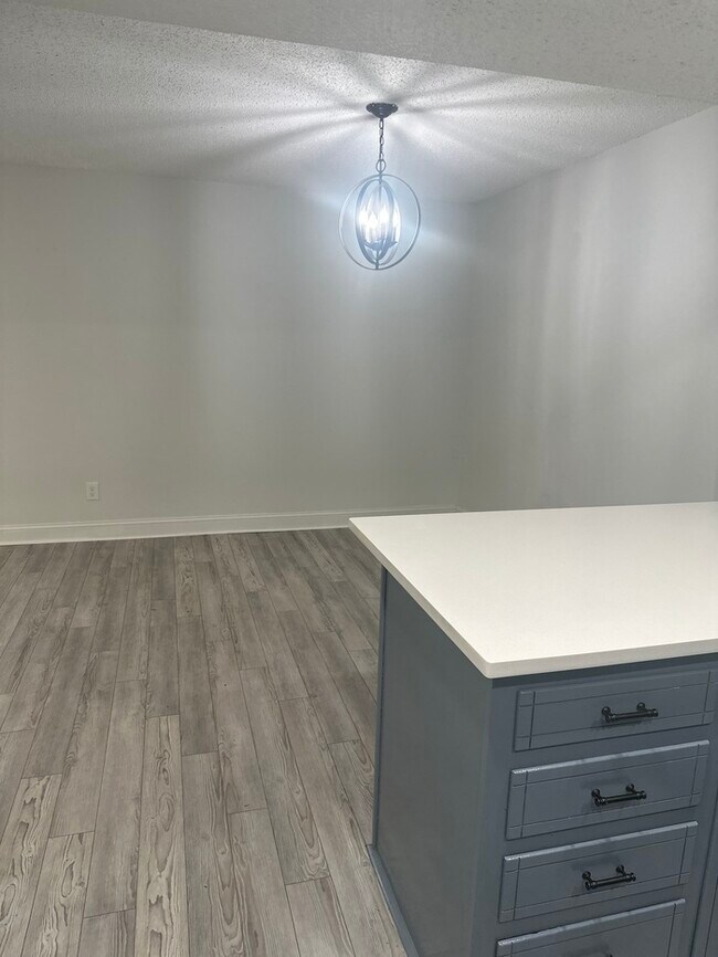 Building Photo - Beautifully Remodeled 4Bed/2.5Bath Townhome