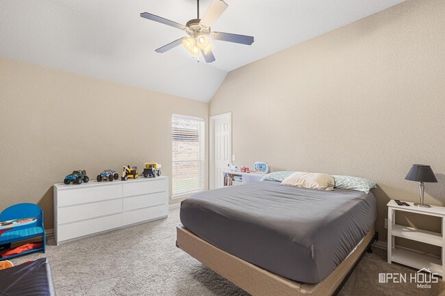 Building Photo - 5009 Lantana Dr