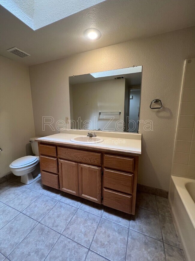 Building Photo - 3068 W Queens Cir