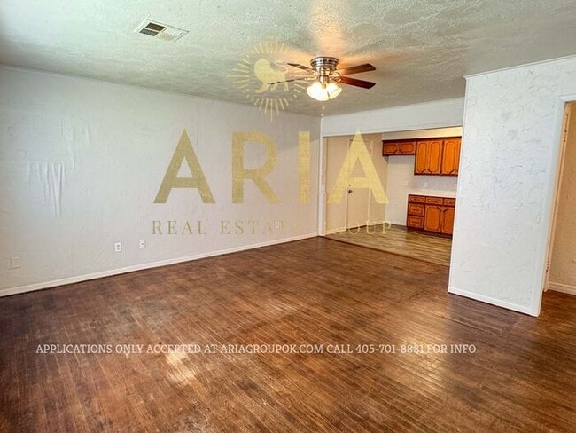 Building Photo - LOCATION! LOCATION! LOCATION! Charming 2 B...