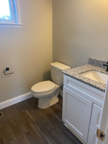 Master Bath - 1102 Oak Cir
