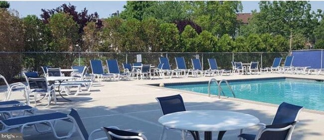 Building Photo - 6 Wosniak Ct