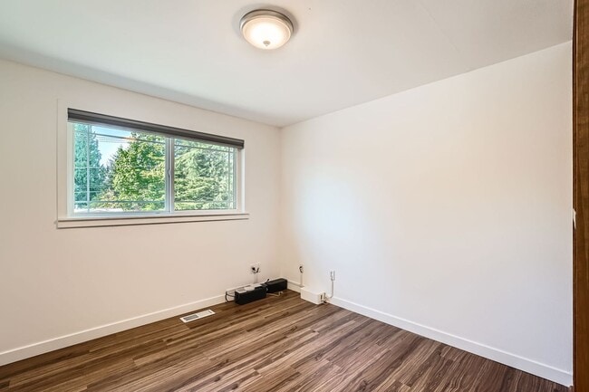 Building Photo - Beautiful Modern House Near Lake Hills and...