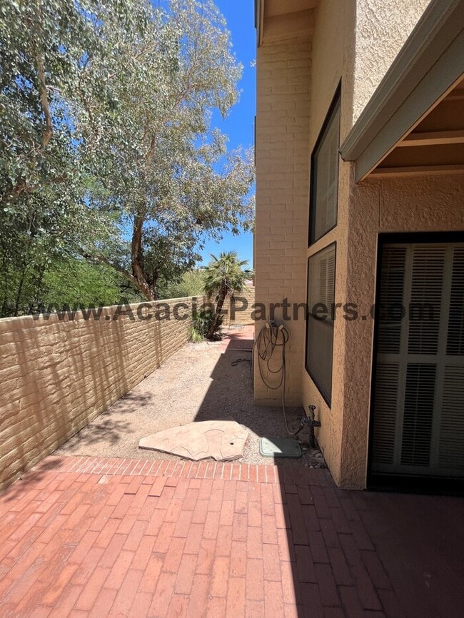 Building Photo - Large Three Bedroom Townhouse