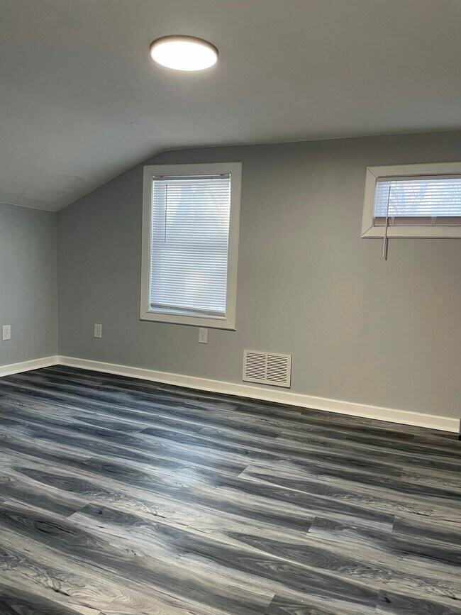 Building Photo - 627 Hawley Ave
