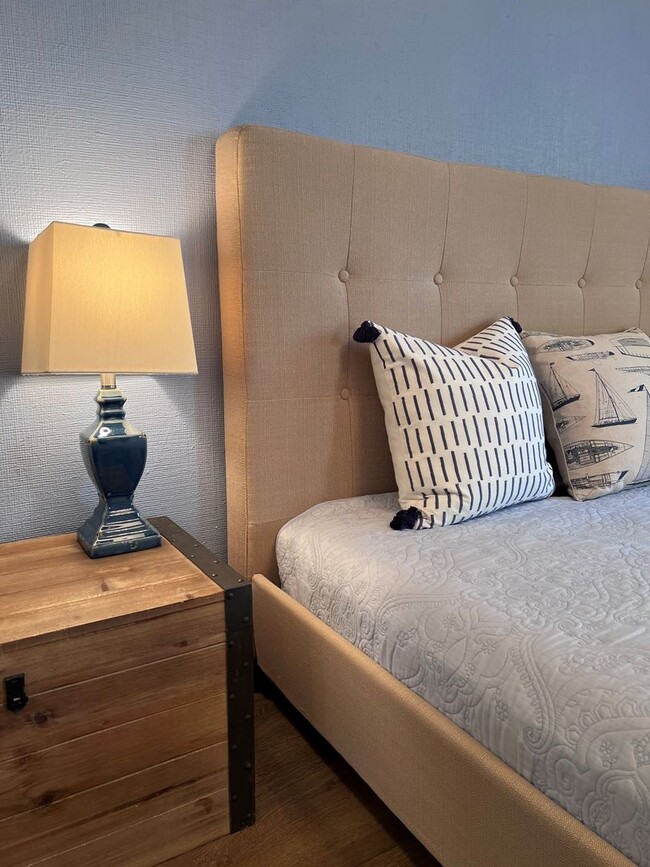 Building Photo - Fully-furnished Sleek 2-bedroom, 2-bathroo...