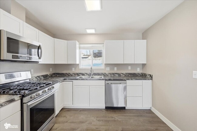 Building Photo - 3 BEDROOM | 2 BATHROOM | ACROSS FROM SCHOOLS