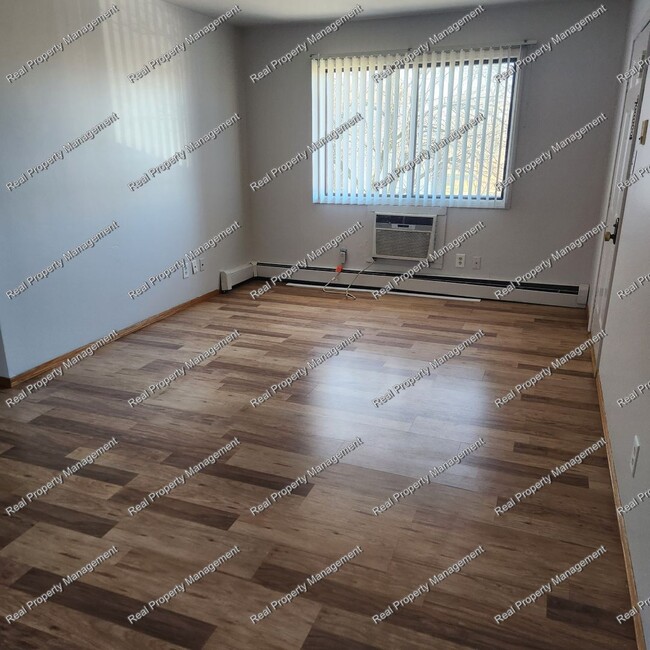 Building Photo - Clean 2 Bedroom 1 Bath Unit