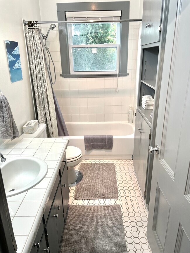 Building Photo - 313 NE Stanton St