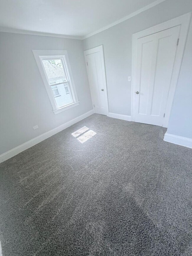 Building Photo - Gorgeous 4 bd, 1.5 bth Cleveland Heights Stunner!