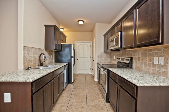 Building Photo - ***901 Oakwood Lane***