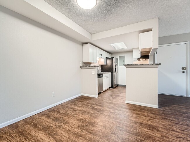 Building Photo - 2 Bed, 2 Bath Condo in Aurora!