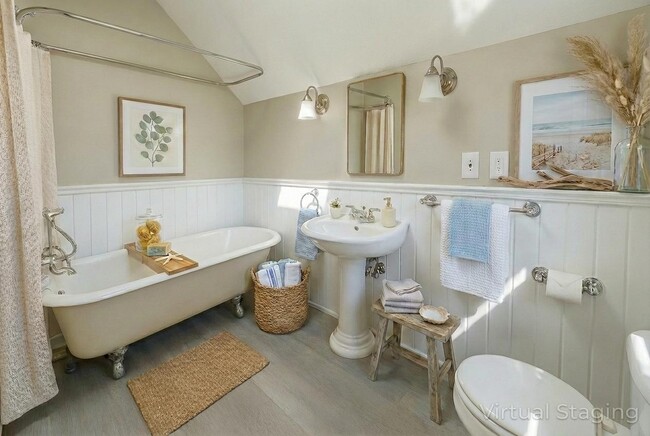 Building Photo - 405 Spruce St E