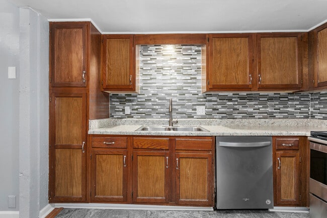 Building Photo - 561 NW Valleybrook Rd