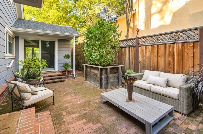 Building Photo - Beautiful 2 story home in desirable Diablo...