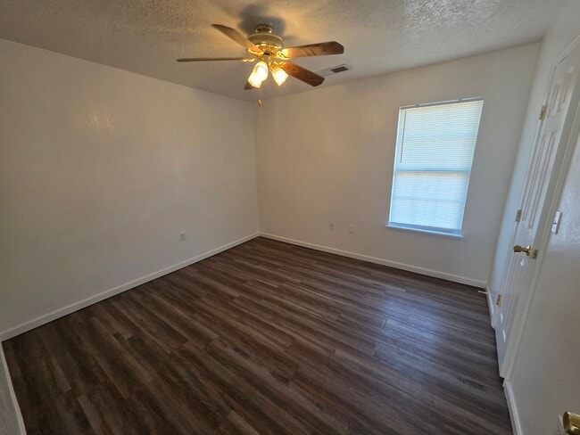 Building Photo - Your Awesome 3-Bed Home Awaits!