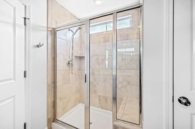 Building Photo - 6 Bedroom, 4.5 Bathroom Home in Cane Bay - Summerville