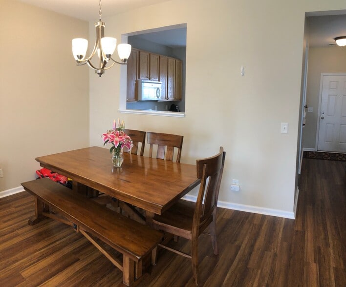 Building Photo - 121 Watertree Ln