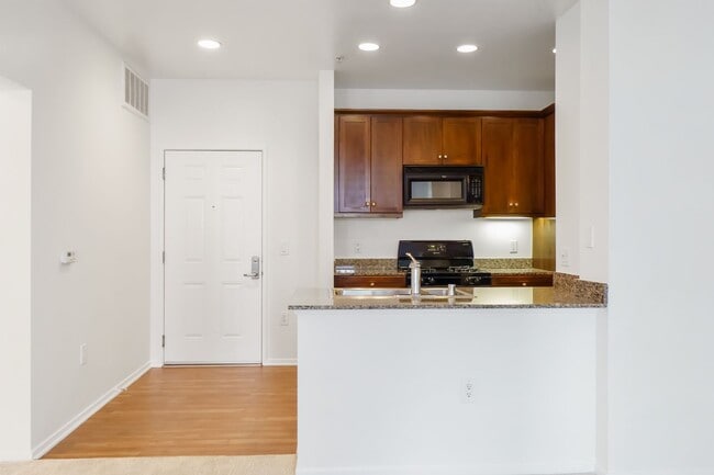 Building Photo - Stylish 2-Bedroom Condo with Resort Amenit...