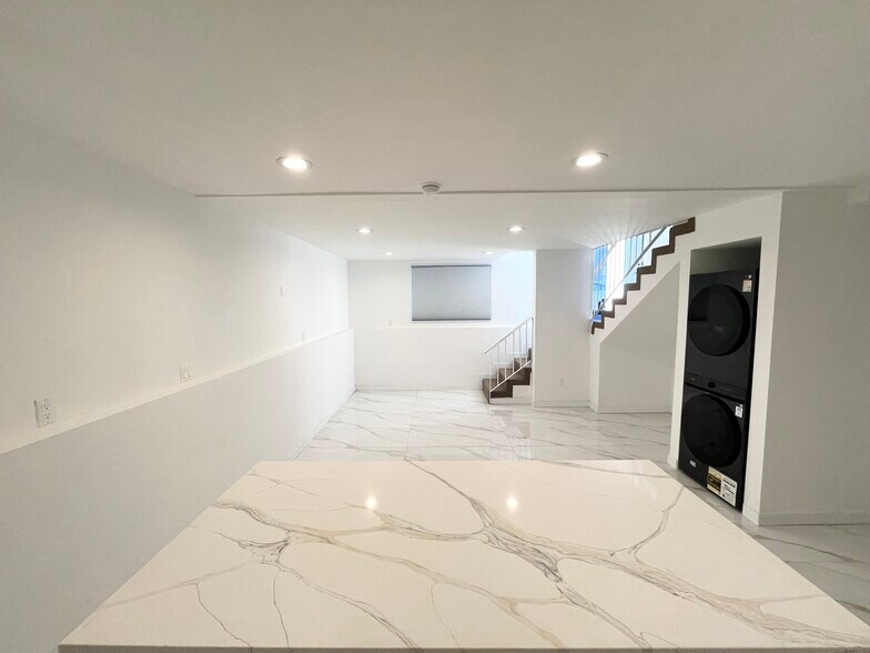 Building Photo - 419 S Clark Dr