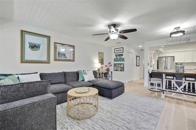 Building Photo - 1637 SE Paradise Cir W