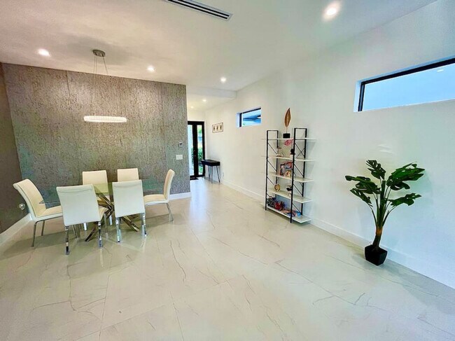 Building Photo - 549 NE 14th Ave