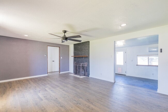 Building Photo - Charming 3 bedroom 2 bath Home - MOVE IN S...