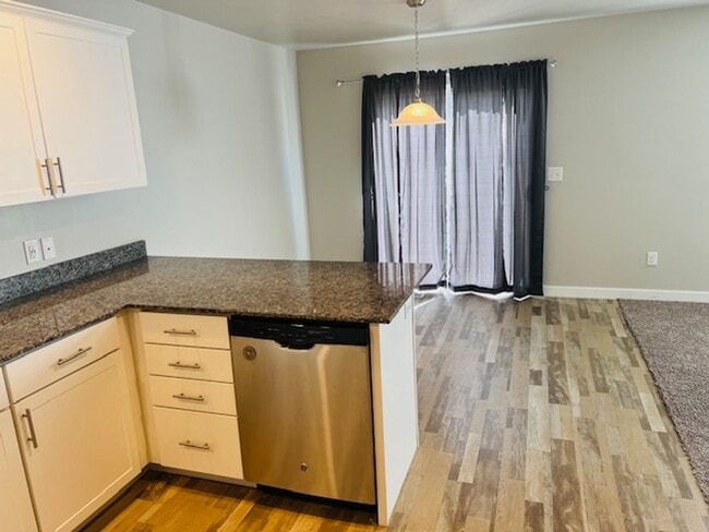 Building Photo - Beautiful home with central air and 2 car garage.