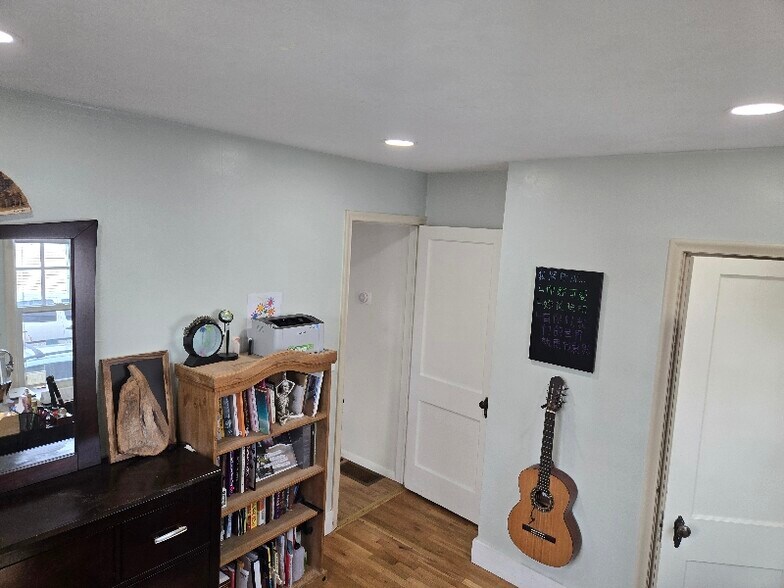 Building Photo - 745 Lennox St