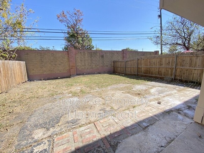 Building Photo - 2618 Isbella Dr