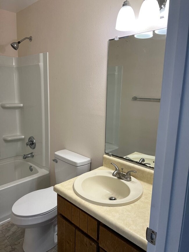 Building Photo - POOL-VIEW/ ACCESS - 2 Bedroom 1.5 Bath Tow...