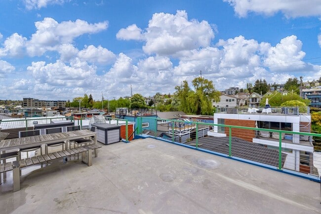 Building Photo - 2 bed 1.5 bath houseboat on Lake Union