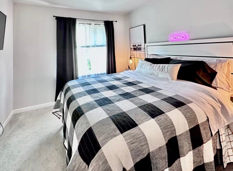 Building Photo - 16496 Pine Creek Dr