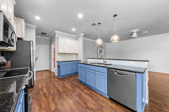 Building Photo - 5705 Fenton Ln