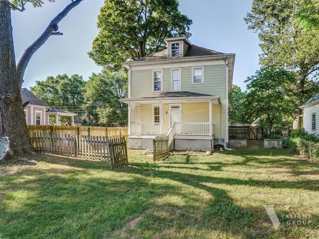 Building Photo - Charming Historic American Foursquare Home...