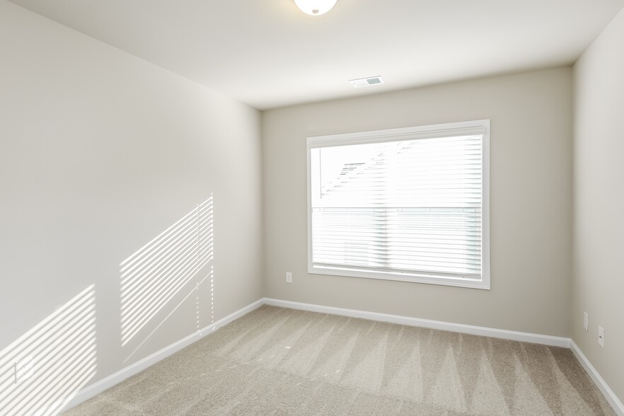 Building Photo - 3425 Sugarberry Dr