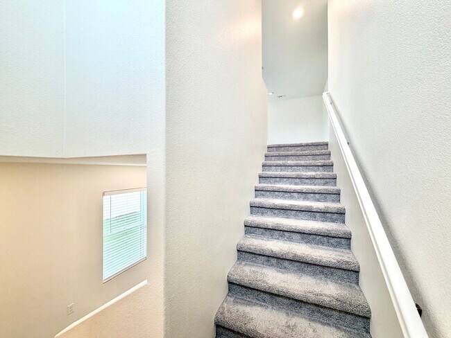 Building Photo - Move-In Ready 3 Bedroom 2.5 Bathroom Home with Loft, SOLAR & Modern Upgrades