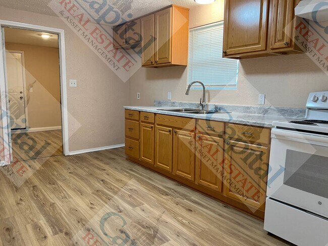 Building Photo - Charming 3 Bedroom