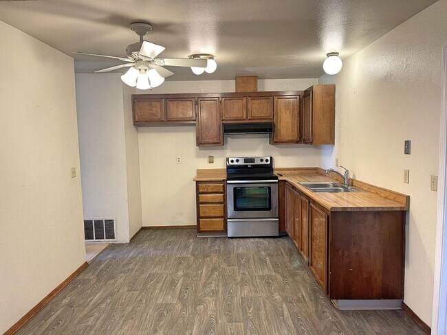 Building Photo - 3 Bedroom 2 Bath w/ Spa Room Suisun *Star ...