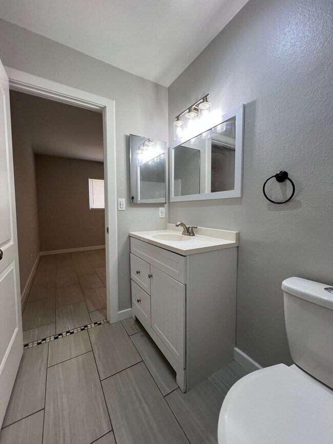 Building Photo - 3 Bedroom, 2 Bathroom