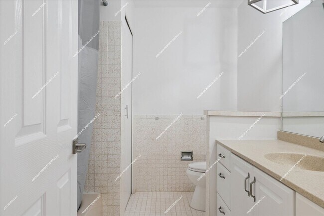 Building Photo - Rare Rental! Beautiful 1900 sq ft 3-bedroo...