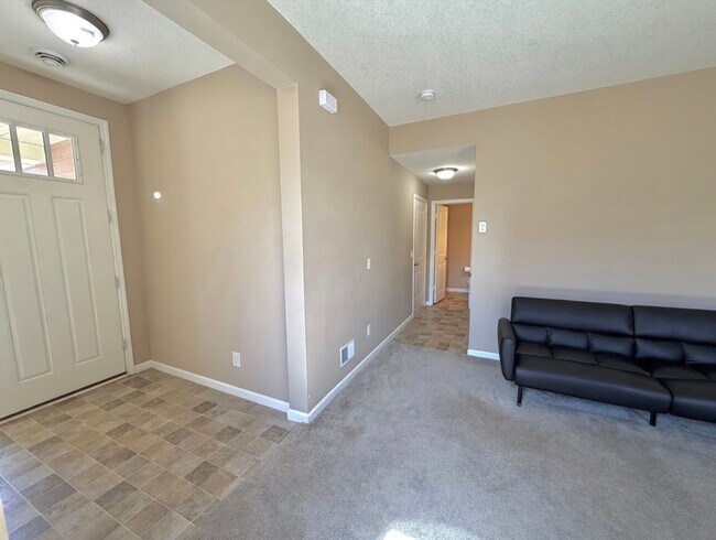 Building Photo - Rare 4 Bedroom End Unit Townhome in The Beautiful Stonemill Farms of Woodbury