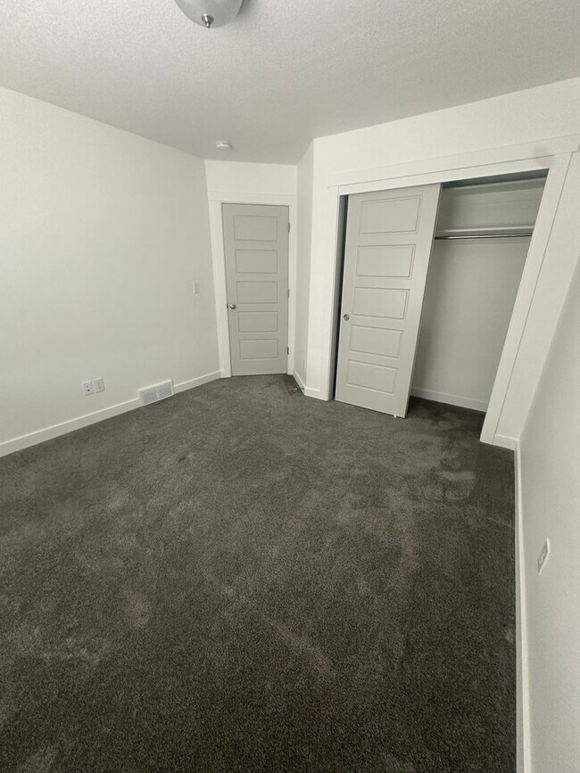 Building Photo - GET $1000 OFF THE FIRST MONTHS RENT!!!