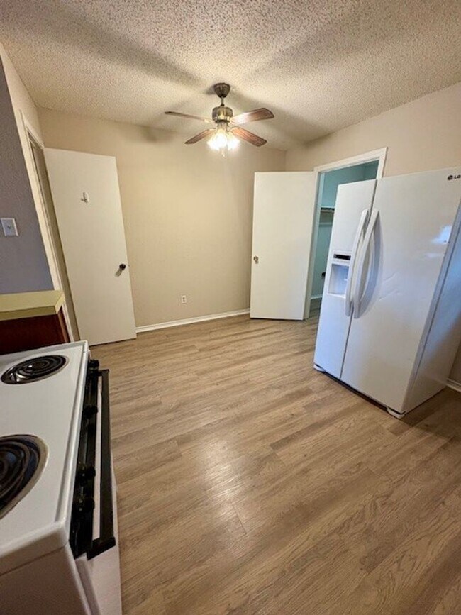 Building Photo - 204-206 Romana Circle