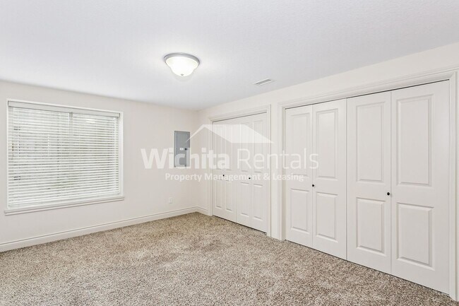 Building Photo - 11712-11714 Crestwood