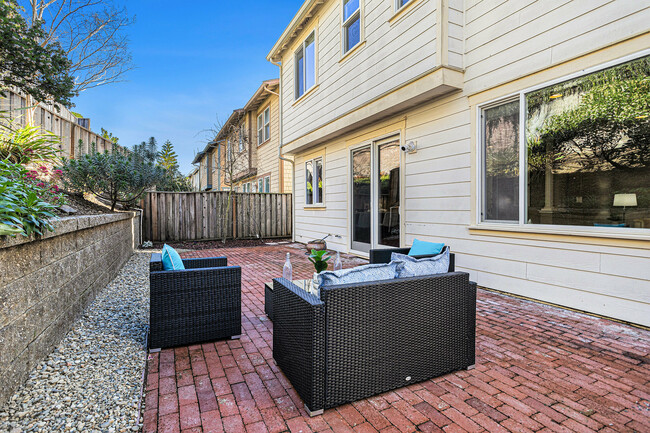 Building Photo - 203 Seacliff Way