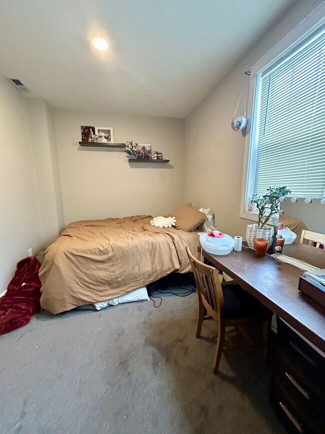 Building Photo - 1719 E 5th St