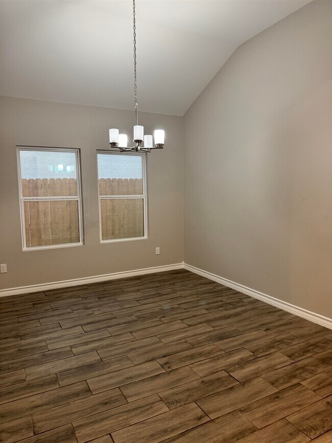 Building Photo - 813 Pausa Dr